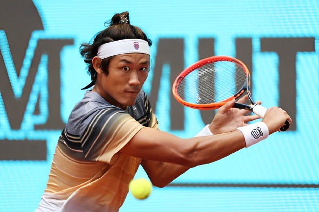 张之臻逆转沙波瓦洛夫首胜Top30球员,晋级马德里群众赛第三轮再创历史