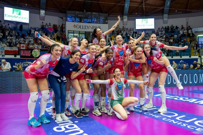 米兰女排到手后合影