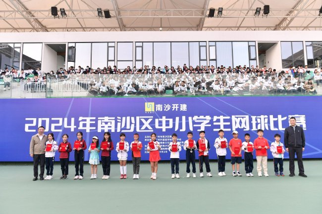 廣東省網球協會秘書長黃華文、廣外附校校長嚴明堂為小學乙組男女單打前八名頒獎