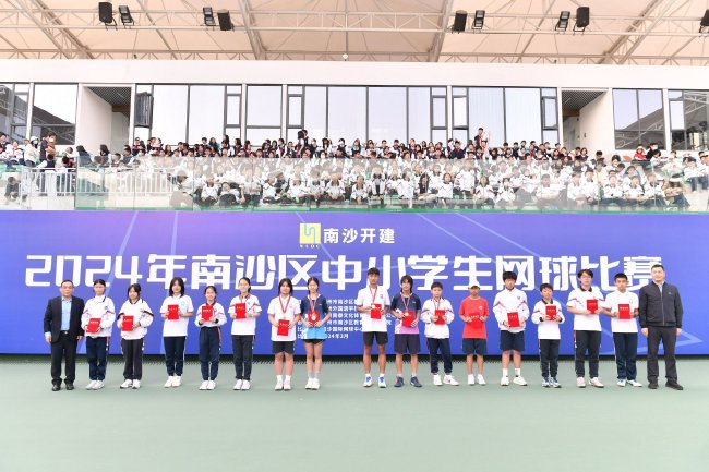 廣東省網球協會秘書長黃華文、廣州外國語學校書記林偉洪為初中組男女單打前八名頒獎
