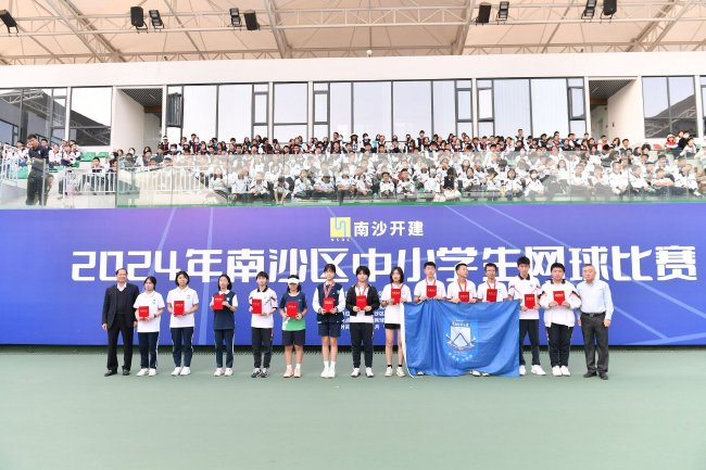 廣東省網球協會副主席賀東波、南沙華附校長林天倫為高中組男女單打前八名頒獎