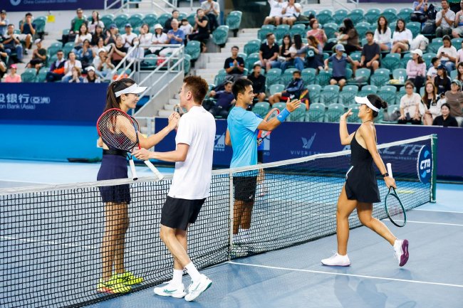 左起：張玲、洪永城、孫發京、韋思佳