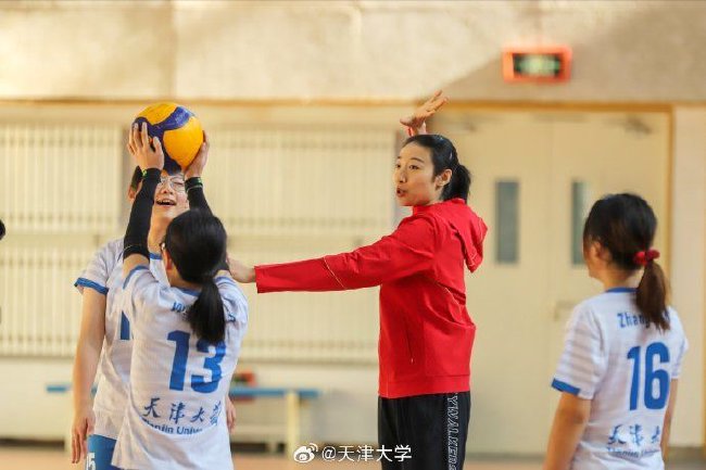 字母哥在立博体育备用网址比赛中扣篮