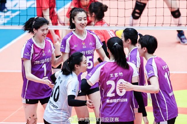 ROR电子综合APP智能家居推广活动现场,消费者正在体验智能冰箱