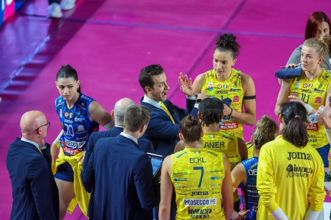 干尼利亞諾女排教練桑塔雷利佈置戰術