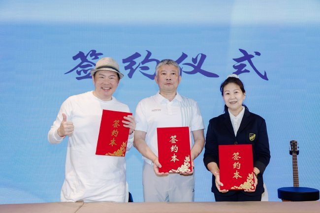 北京演藝人協會副秘書長趙虹(右一)、中華演藝人高爾夫協會理事長曾國城(左一)與蘇州太湖總經理孫琪共同簽署戰略合作協議