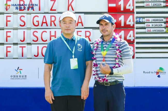 最佳球僮獲獎者查爾斯-杜波依斯（右）