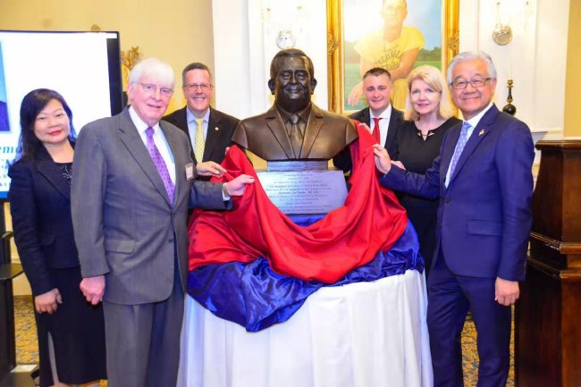 由CMAA中國分會捐贈的祖-普爾祖的銅像在放置在佐治亞州立大學