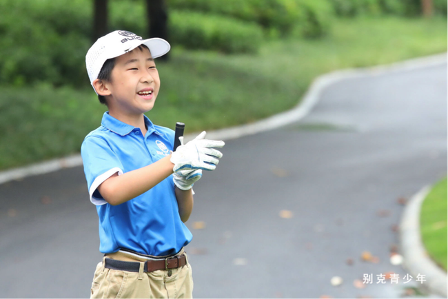 别克中国青少年高尔夫精英赛-成都站首轮遭遇雷雨天气