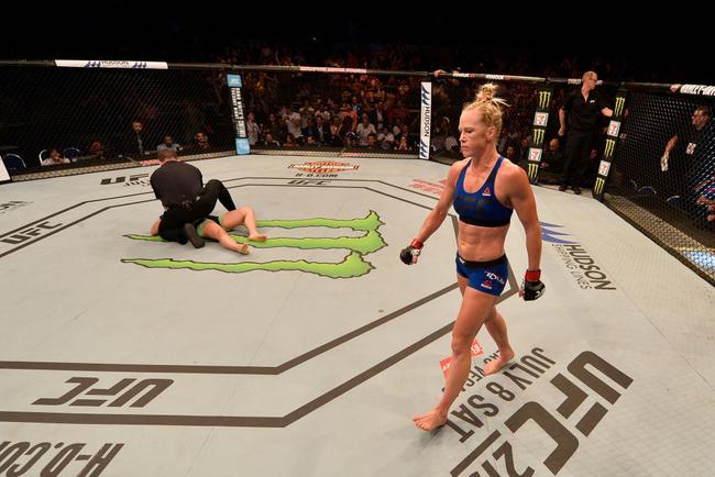 霍尔姆在去年6月的UFC新加坡赛中高扫KO了科雷娅