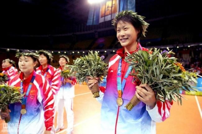 2004年雅典奥运会，屡创佳绩的中国队让国人习惯了李宁领奖服的“霸屏”