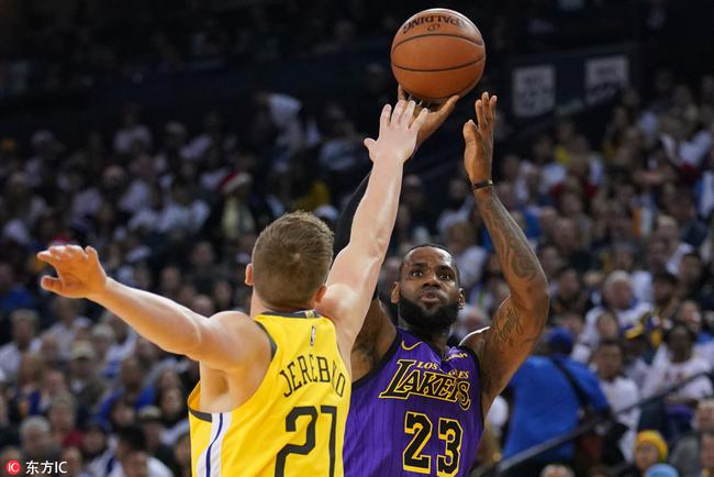 詹姆斯返回了更衣室