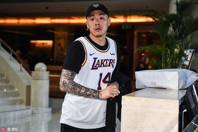 王大雷身穿湖人14号英格拉姆球衣