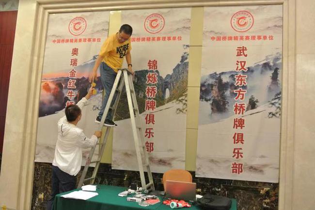 曹志华（白衣者）与曾志浩布置赛场