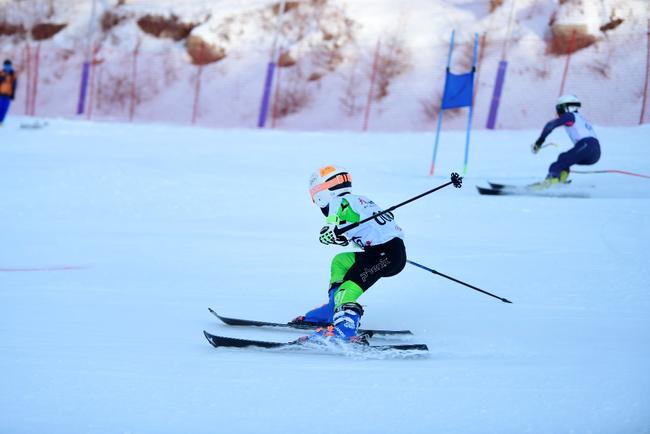 第二届兄弟杯高山滑雪团体争霸赛在万龙举行