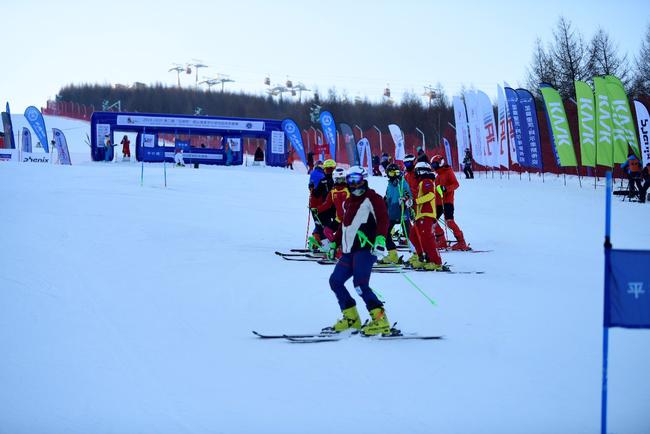 第二届兄弟杯高山滑雪团体争霸赛在万龙举行