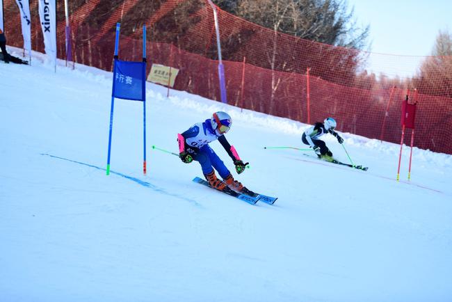 第二届兄弟杯高山滑雪团体争霸赛在万龙举行