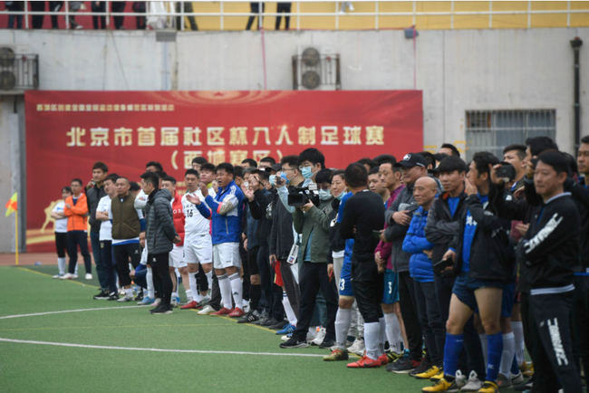 新华:社区足球赛也能上热搜?一看阵容都是大神
