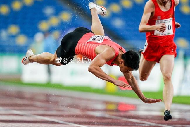 广东短跑名将梁劲生在终点前拉伤肌肉,随后他用一个看上去很恐怖的