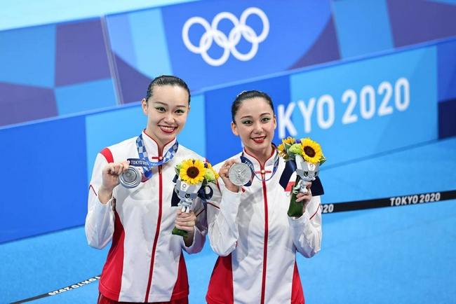 雪雁组合完美演绎《青蛇》为中国代表团再添一枚银牌