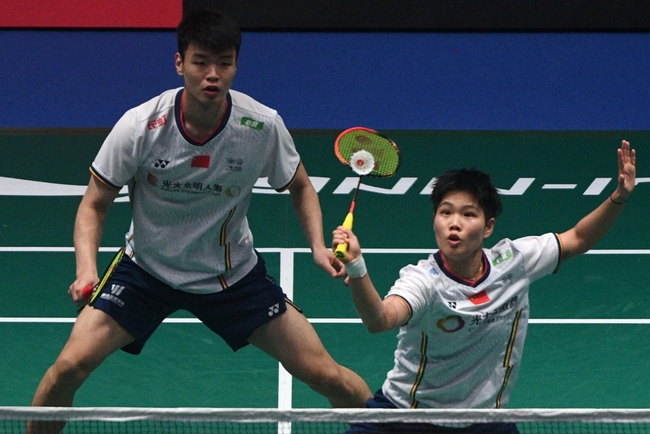 世界羽联新加坡羽毛球赛黄鸭德比赢球进决赛 中国队两项双打冲冠！