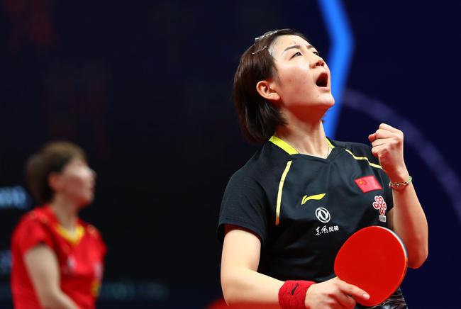 2020年11月22日，陈梦（右）在国际乒联总决赛女子单打决赛后庆祝夺冠。