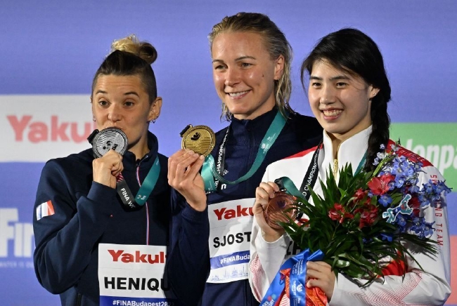 张雨霏在2022年布达佩斯游泳世锦赛上第三次登上颁奖台