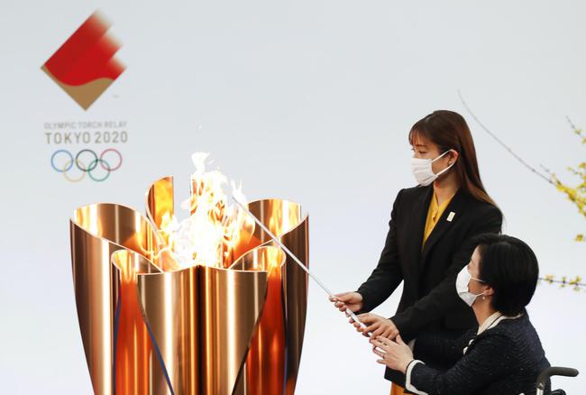 日本运动员田口亚希和艺人石原里美点燃了火炬台。石原里美发表讲话：只要有目标，就有活下去的希望！
