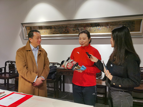 短道速滑世界冠军王春露向中国体育博物馆捐赠冰鞋