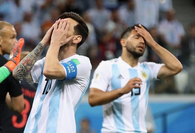 梅西被对手切割，阿根廷进攻受阻