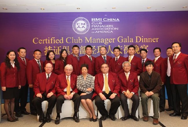 2010年，中山大學旅遊管理學院副院長彭青（前排左三）與陳亦濱教授（前排右一）與中國第一批CCM師生們合照