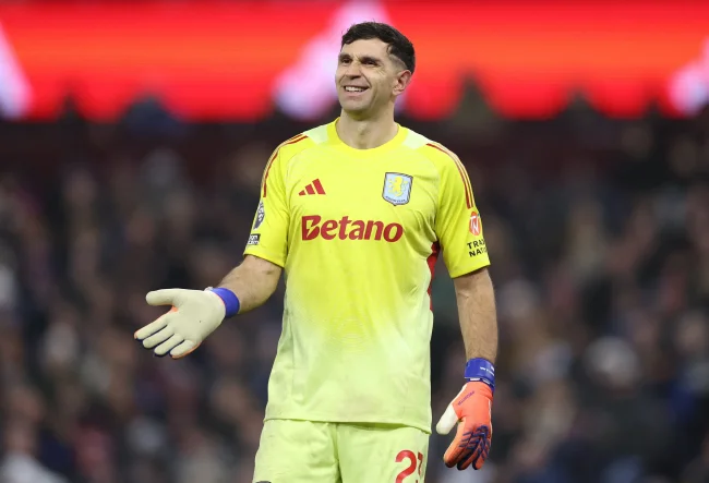 维拉主力门将大马丁内斯因伤缺席