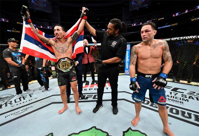 霍洛威一致判定击败埃德加成功卫冕UFC羽量级冠军