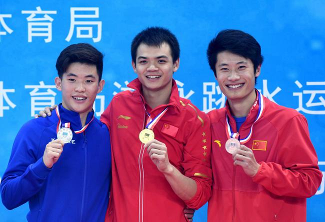 亚军山东队选手台晓虎(左)和季军江苏队选手刘成铭在颁奖仪式上合影