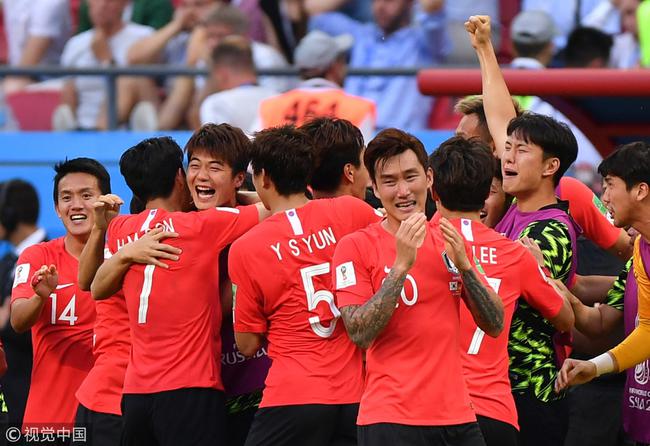 韩国队庆祝击败德国