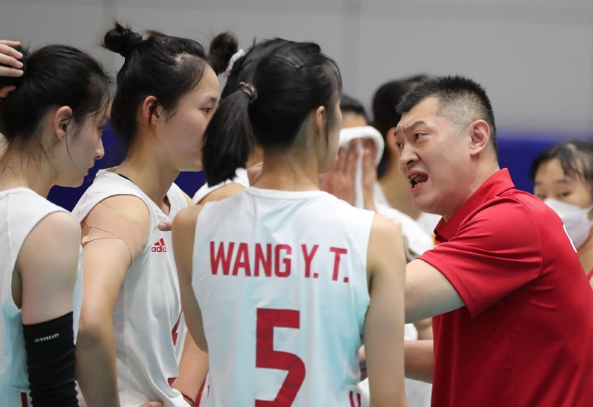 中国青年女排主教练匡琦布置战术