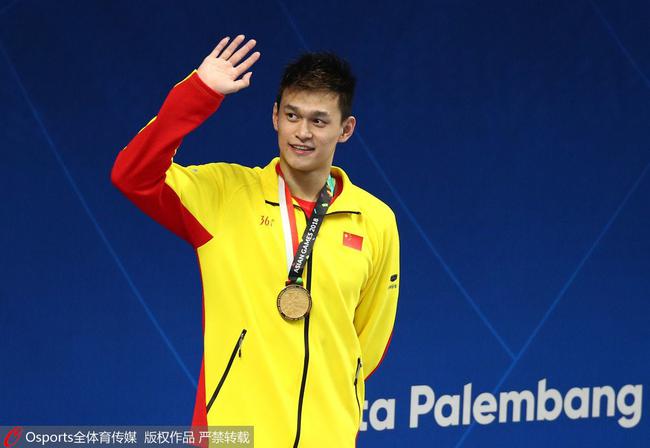 孙杨在赢得本次亚运第一金时身穿361°上台领奖，也让自己陷入了争议的漩涡