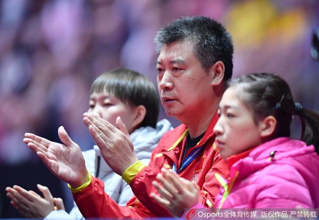 李隼指导朱雨玲和刘诗雯