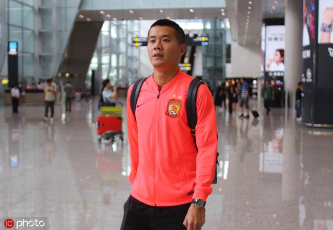 而就在当天上午,来自广州恒大队的中场球员黄博文因伤离队.