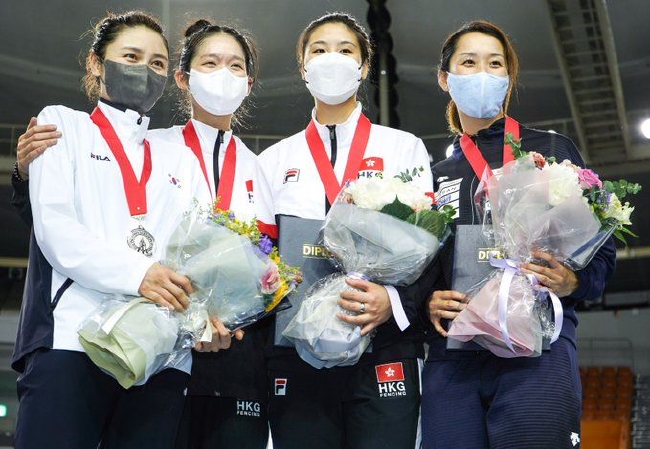 中国香港选手江旻憓在亚锦赛首日摘得女子重剑个人赛金牌
