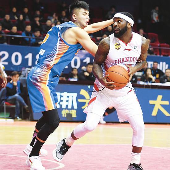 杨越（左）防守劳森