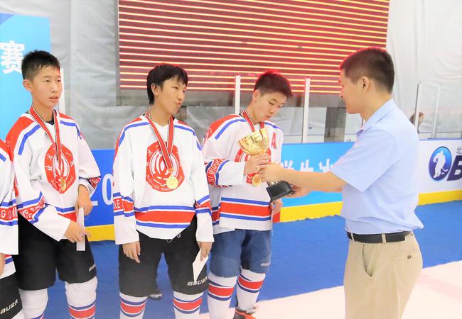 中国冰球协会青少部部长庞念亮颁奖