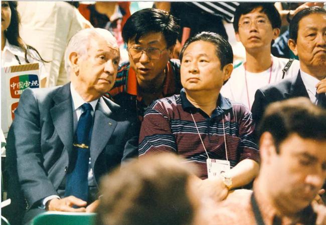 时任国际乒联主席的徐寅生同国际奥委会主席萨马兰奇观看奥运会乒乓球比赛