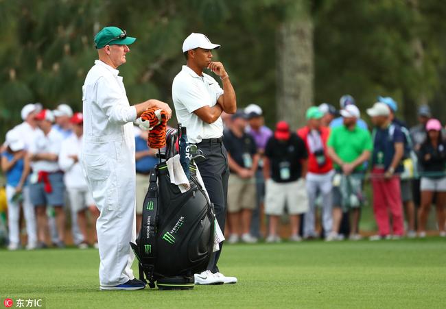 伍兹第二轮打出75杆