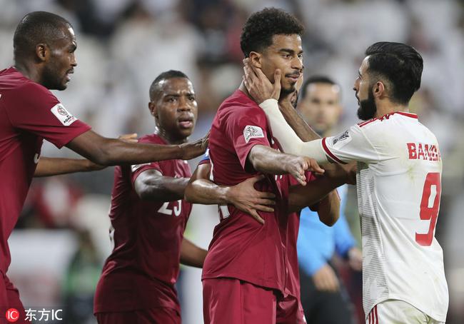 红色的卡塔尔与白色的阿联酋激战一场