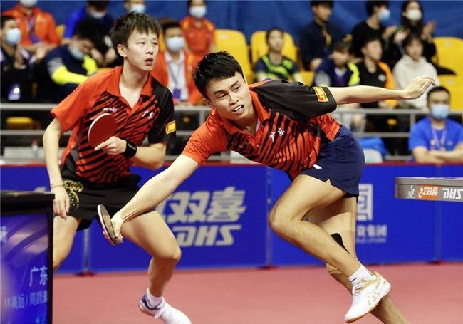 2022全国乒乓球锦标林高远周启豪横扫赢球 与年轻组合争夺冠军！