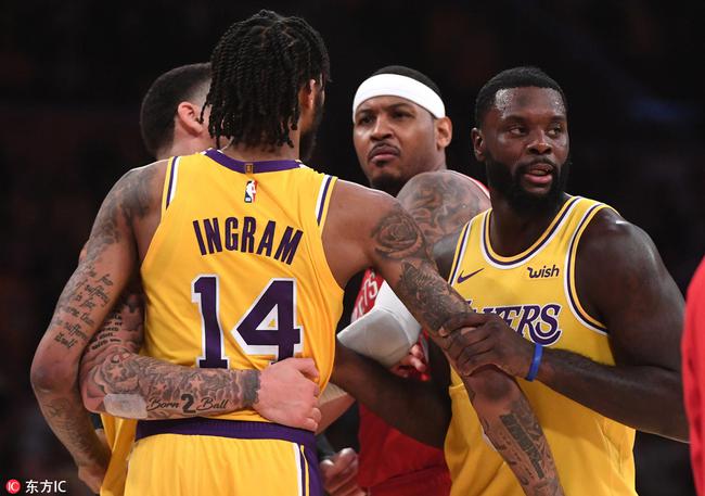 莺歌被警察带着离开_nba_新浪竞技风暴_新浪网