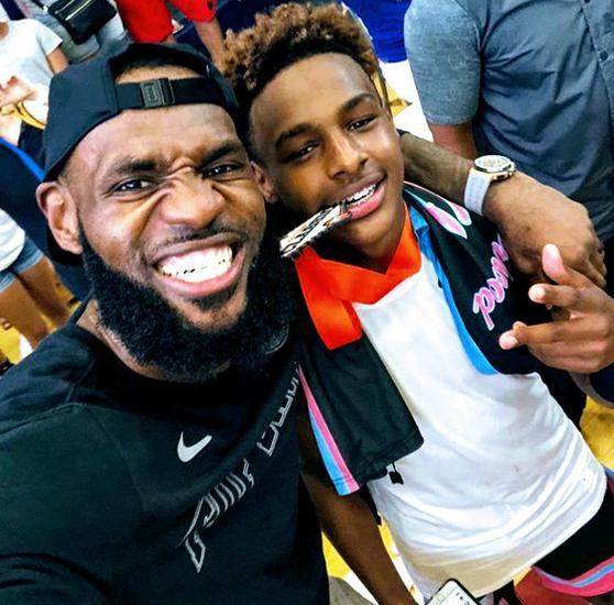 詹姆斯继续观战布朗尼