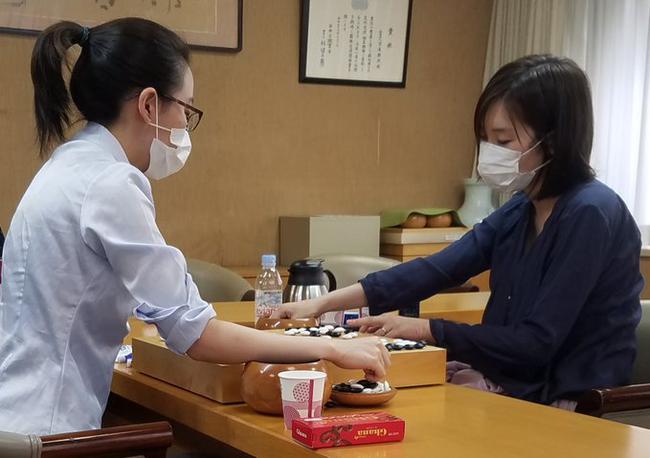 日本女流战铃木步胜岩田纱绘获挑战藤泽里菜资格 手机新浪网 日本女流战铃木步胜岩田纱绘获挑战藤泽里菜资格 手机新浪网