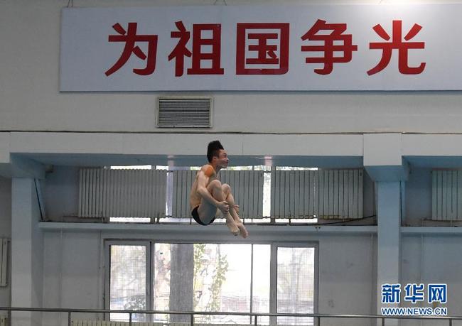 山东选手练俊杰在男子三米板决赛中